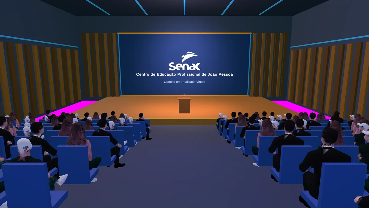 Auditório virtual visto do fundo: plateia nas poltronas, palco, púlpito e o painel com a identificação do Senac.